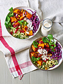 Buddha Bowl mit Kichererbsen, Kürbis und Rotkohl