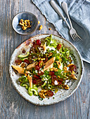 Herbstsalat mit Räucherforelle und Walnüssen