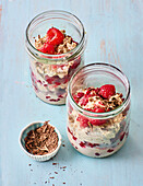 Schoko-Overnight Oats mit Himbeeren