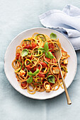 Zucchini-Spaghetti all arrabiata