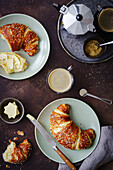 Laugen-Croissants mit Butter und Kaffee zum Frühstück