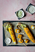 Gegrillte Maiskolben mit Kräuterbutter und Sour Creme