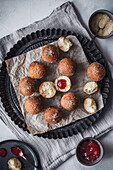 Frisch gebackene Quarkbällchen mit Marmelade-Füllung