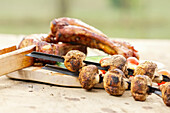 Gegrillte Rippchen und Champignon-Spieße mit frischen Tomaten