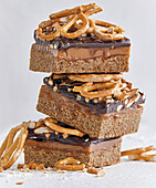 Gingerbread caramel slices with pretzels