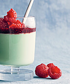 Matcha Himbeer Panna Cotta