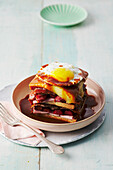 Francesinha - portugiesisches Sandwich mit Spiegelei in Tomaten-Bier-Sauce