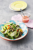 Schwarzaugenbohnensalat mit Gurke, Tomaten und Minze