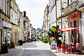 Fußgängerzone in der Altstadt von Cognac mit Straßencafés und Geschäften