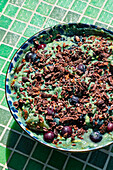 Spirulina-Müsli mit Kakaonibs und Blaubeeren