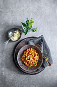 Spaghettirisotto mit getrockneten Tomaten und Parmesan