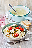 Pasta mit schneller Käsesauce mit Zwiebeln, Rosmarin und Sahne