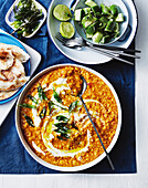 Linsencurry mit Basmati, Gurkensalat und Fladenbrot