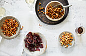 Rote-Bete-Chips, Chili-Kichererbsen, Cashewkerne in Tonka-Sesam-Honigkruste, Smoky Peanuts