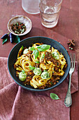 Pilz-Linsen-Bolognese mit Chili-Kräuter-Mix und Mini-Mozzarella