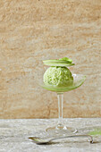 Grünes Matcha-Apfel-Sorbet