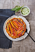 Karamellisierte Möhren-Tarte-Tatin mit Bärlauch-Creme