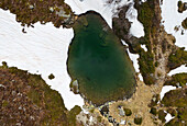 Kristallklarer Bergsee im Frühling am Flüelapass, Flüelatal, Graubünden, Schweiz