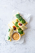 Bunte Sommer Rolls mit Schafkäse-Dip