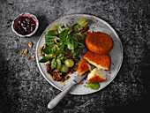 Gebackener Camembert mit Weintrauben-Feldsalat