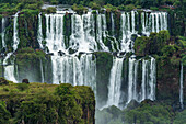 Der Nationalpark Iguazu Falls in Argentinien, von Brasilien aus gesehen. Ein UNESCO-Welterbe. Das Bild zeigt die Mbigua-Fälle