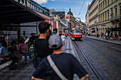 Menschen, die in Prag auf die Straßenbahn warten