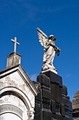 Eine Engelsstatue auf einem Mausoleum auf dem Recoleta-Friedhof in Buenos Aires, Argentinien