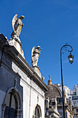 Engelsstatuen auf einem Mausoleum auf dem Friedhof von Recoleta in Buenos Aires, Argentinien