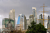 Die Skyline von Puerto Madero in Buenos Aires, Argentinien, mit dem Alvear-Turm, dem höchsten Gebäude Argentiniens. Im Vordergrund ist der Mast des ARA-Präsidenten Sarmiento zu sehen