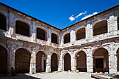 Besuch des beeindruckenden Innenhofs des Herzogspalastes, der das reiche architektonische Erbe Spaniens im Herzen von Medinaceli zeigt