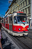 Menschen, die in Prag auf die Straßenbahn warten