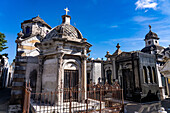 Ein verfallendes Grabmal oder Mausoleum auf dem Friedhof von Recoleta, Buenos Aires, Argentinien