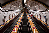 Menschen benutzen die elektrische Treppe der Prager Metro