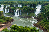 Der Nationalpark Iguazu Falls in Argentinien, von Brasilien aus gesehen. Ein UNESCO-Welterbe. Von links nach rechts sind die Wasserfälle Mbigua, Bernabe Mendez, Adam und Eva und Bossetti zu sehen