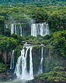 Der Nationalpark Iguazu Falls in Argentinien, von Brasilien aus gesehen. Ein UNESCO-Welterbe. Das Bild zeigt die Bernabe Mendez-Fälle