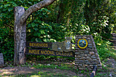 Schild am Osteingang des Calilegua-Nationalparks im UNESCO-Biosphärenreservat Yungas in der Provinz Jujuy, Argentinien