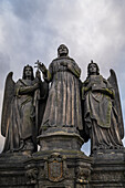 Statue des Heiligen Franz von Assisi auf der Karlsbrücke in Prag