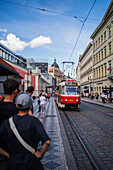 Menschen, die in Prag auf die Straßenbahn warten