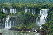 Der Nationalpark Iguazu Falls in Argentinien, von Brasilien aus gesehen. Ein UNESCO-Welterbe. Die Bilder zeigen von links nach rechts Bernabe Mendez, Adam und Eva und die Bossetti-Fälle