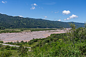 Der Fluss Rio Grande in der Provinz Jujuy, Argentinien, vom Rio Grande Overlook in der Nähe von Leon aus gesehen