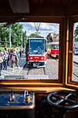 Historische Straßenbahnlinie 41, restauriert aus dem Jahr 1930, mit echtem Straßenbahnschaffner, Prag