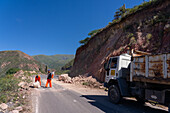 Arbeiter beseitigen einen Felssturz auf der Ruta 33 in der Quebrada de Escoipe, Valle de Lerma bei Salta, Argentinien