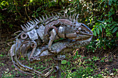 Metallskulptur eines grünen Leguans im Besucherzentrum des Calilegua-Nationalparks in Argentinien