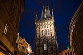 Praná brána, der Pulverturm von Prag bei Nacht