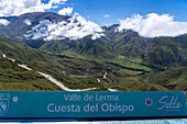 Die Ruta 33 erklimmt die Cuesta del Obispo in der Quebrada de Escoipe, Valle de Lerma bei Salta, Argentinien