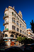 Das verschnörkelte Angel-Sanz-Gebäude steht stolz in der Calle San Pablo und ist ein Beispiel für regionalistische Architektur im Herzen von Sevilla, Spanien