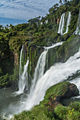 Nationalpark Iguazu-Fälle in Argentinien. Ein UNESCO-Welterbe. Das Bild zeigt die Adam-und-Eva-Fälle mit den Bossetti-Fällen im Vordergrund