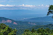 Blick auf Libertador General San Martin und die Zuckerrohrmühle Ledesma vom Calilegua-Nationalpark in Argentinien