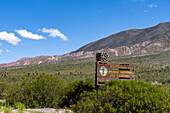 Schild am Westeingang des Nationalparks Los Cardones mit dem Cerro Tin Tin dahinter in der Provinz Salta, Argentinien