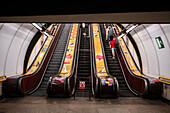 Menschen benutzen die elektrische Treppe der Prager Metro